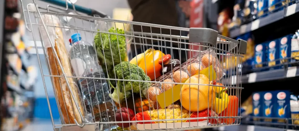 person-shopping-with-face-mask